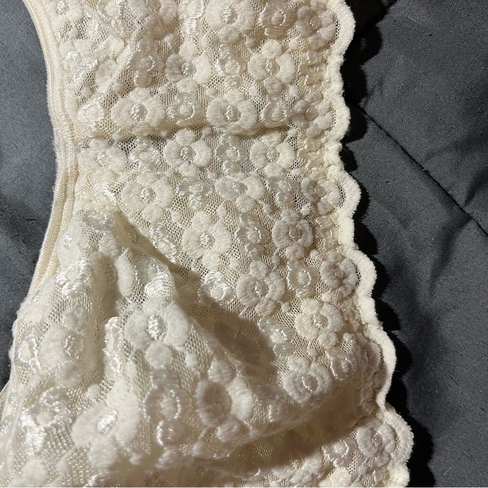 EUC. Olga Cream Floral Lace Convertible Bra - Picture 5 of 7